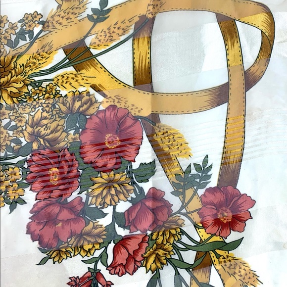 Lovely scarf with a hat and golden ribbons and a bouquet of flowers - Picture 5 of 10